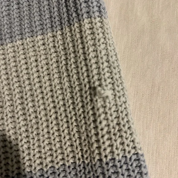 White and blue striped Hollister sweater - Picture 7 of 8